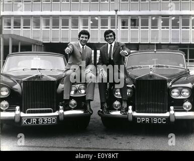 2. Februar 1969 - The Rolls Royce Brigade.: Als die Pop-Sänger Tom Jones und Engelbert Humperdick und ihr Manager Mr. Gordon Hills in den  Studios, Electric Today eintrafen, um eine TV-Show zu Proben - die Rolls Royce Autos, in denen sie ankamen, waren eine spektakuläre Szene für sich. Tom Jones wurde in einer Silver Cloud 8.000 gesehen, Manager Gordon  in einem Silver Shadow 10.000 und Engelbert Humperdick in einer Silver Cloud, um das Bild des Wohlstands zu vervollständigen. Das Foto zeigt Tom Jones (links) und Engelbert Humperdick - mit ihren Rolls Royce Wolken vor den A.T.V. Studios, Stockfoto