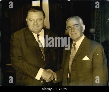 5. Mai 1969 - westdeutschen Finance Minister In London: The West deutschen Finanzminister, Herrn Franz Josef Strauß ist in London Stockfoto