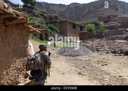 US Army Staff Sgt Jean-Francois Frenette wacht während einer Mission in einem Bergdorf 19. April 2009 in der Provinz Kunar, Afghanistan. Stockfoto