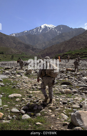 US-Armeesoldaten patrouillieren entlang einem Flussbett während einer Mission in den Bergen 19. April 2009 in der Provinz Kunar, Afghanistan. Stockfoto