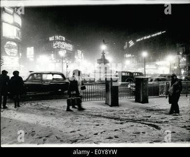 2. Februar 1969 - heftige Schneefälle in London: Ansicht von Piccadilly Circus letzte Nacht als London seine schwerste Herbst Winter hatte Schnee bedeckt. Stockfoto