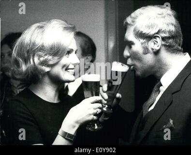 3. Februar 1969 - toast Schauspieler Peter Carsten und Ruth Maria Kubitschek für den weiteren beruflichen Erfolg. Sie trafen sich anlässlich einer Filmpremiere in München. Stockfoto