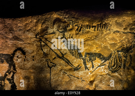 Replik des Teils der Höhle von Lascaux zeigt Urmenschen und Bison, Dordogne, Frankreich Stockfoto