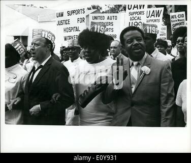 5. Mai 1969 - Walter P. Reuther & Pfr. Ralph Abernathy unterstützen die Streikenden Krankenhaus in Charleston, S.C. Stockfoto