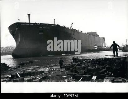 5. Mai 1969 - Prinzessin Anne startet Großbritanniens größte Tanker - 253.000 - Tonne '' Esso Northumbria''. Prinzessin Anne war in Wallsend-auf-Tyne, Newscastle, das größte Schiff, das jemals in Großbritannien - 253.000 - Tonne Tanker, '' Esso Northumbria'', bei Swan Hunter Werft gebaut zu starten. Foto zeigt:-253.000-Tonnen-Tanker, Esso Northumbria '''' nach dem Start von Prinzessin Anne gesehen. Stockfoto