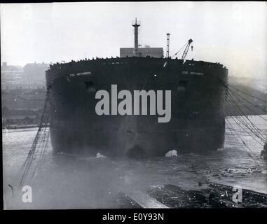 5. Mai 1969 - startete Prinzessin Anne Großbritanniens größte Tanker. Das 253.000 Tonnen '' Esso Northumbria''. Prinzessin Anne war in Wallsend-auf-Tyne, Newcastle, das größte Schiff, das jemals gebaut wurde in Großbritannien - 253.000-Tonnen-Tanker "Esso Northumbria'', von der Werft Swan Hunter zu starten. Foto zeigt: - 253.000 - Tonne '' Esso Northumbria'', zieht an ihren Kabeln als sie das Wasser nach dem Start von Prinzessin Anne betritt. Stockfoto