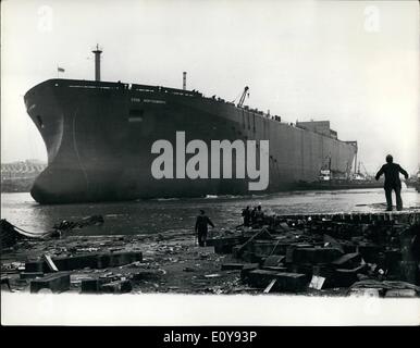 5. Mai 1969 - Prinzessin Anne startet Großbritanniens größte Tanker - 253.000-Tonne '' Esso Northumbria''.: Prinzessin Anne war in Wallsend am Tyne, Newcastle heute Nachmittag, das größte Schiff, das jemals gebaut wurde in Großbritannien - 253.000 - Tonnen-Tanker, '' Esso Northumbria'', von der Werft Swan Hunter zu starten. das Foto zeigt die 253.000 Tonnen Tanker, '' Esso Northumbria'', nach dem Start von Prinzessin Anne gesehen. Stockfoto