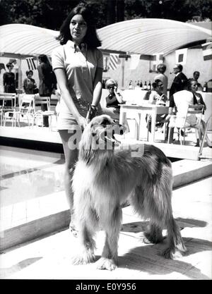 13. Mai 1969 - Foto zeigt: Blsa Baez und ihr Hund '' Banjo'' In Cannes - Klba Baez ist aus Kuba und Zuckerrohr in Cannes für die Präsentation ihrer Movy "kaukasischen" Stockfoto