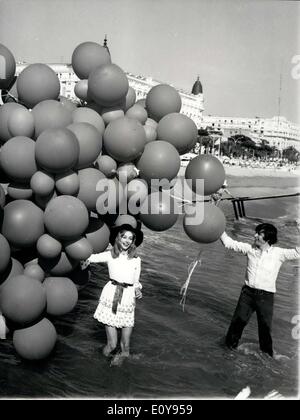 Mai 13, 1969-500 hundert Luftballons für '' die alten Monde '' für ihre Präsentation ihrer Movy '' die alten Monde '' Marie Adossides und Roland Balladi gemacht in den Straßen von Cannes mehr als 500 hundert fliegen. Foto zeigt: Marie Adossades und Roland Balladi mit ihren 500 hundert Luftballons am Strand von Cannes Stockfoto