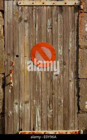 Kein Parkplatz auf eine Holztür. Stockfoto
