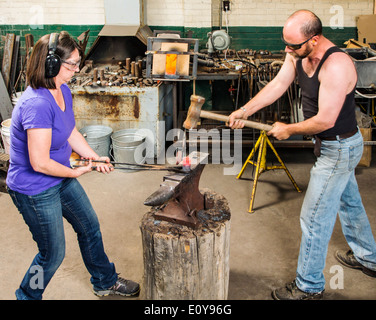 Handwerker, Nicole & Harry Hansen, Sterling & Stahl, erstellen original Sterling Silber und Eisenstücke Stockfoto