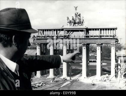 20. Mai 1969 - das Brandenburger Tor wird aufgebaut, aber sicherlich nicht in Berlin, sondern in Br? hl, in der Nähe von Bonn. In einer Fantasy-Land sollte "Deutschlands größte Abenteuerparadies für Kinder aller Altersstufen,'' die rund 30.000 Quadratmetern erstreckt, eine Nachbildung des alten Berlin an der Wende des Jahrhunderts komplett mit einer Straße"Unter Den Linden'' sowie. Das Brandenburger Tor wird ein 1:2-Erholung sein. Hier abgebildet ist Herr Schmidt, der Vater von diesem Spielparadies ist. Der Bereich sollte in der Nähe von Ende Juni geöffnet. Stockfoto