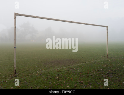 Europa, Großbritannien, England, Surrey Fußballplatz im Nebel Stockfoto