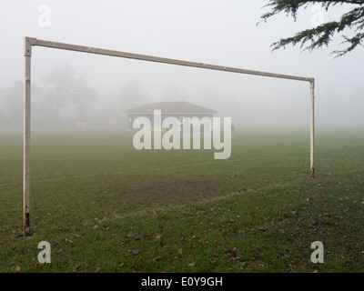 Europa, Großbritannien, England, Surrey Fußballplatz im Nebel Stockfoto