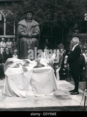 6. Juni 1969 - Dr. Horace King Unveils Statue des Thomas More in Chelsea Old Church: Dr. Horace King. Sprecher des Unterhauses stellte heute eine Statue des St. Thomas Morus in Chelsea Old Church. Dr. Michael Ramsey, Erzbischof von Canterbury, war bei der Zeremonie, zusammen mit Kardinal Neeman anwesend. Das Foto zeigt Dr. Horace King Performs Enthüllung bei Chelsea Old Church heute. Stockfoto