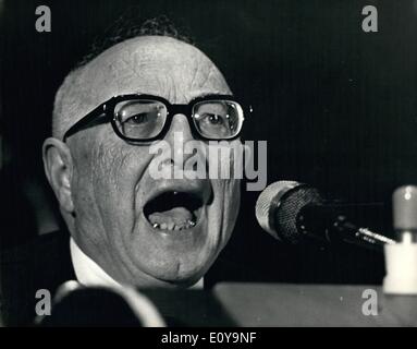 6. Juni 1969 - der Ministerpräsident besucht der alle drei Jahre stattfindenden Kongress der sozialistischen Internartional in Eastbourne: britische Premierminister Harold Wilson, führte das britische Team bei der heutigen Aussprache auf '' die internationale Situation'' auf dem alle drei Jahre stattfindenden Kongress der Sozialistischen Internationale in Eastbourne. Ebenfalls anwesend bei der Aussprache waren Willy Brandt, deutscher Bundesaußenminister. Das Foto zeigt Peitro Nenni, der italienische Außenminister anlässlich der heutigen Debatte. Stockfoto