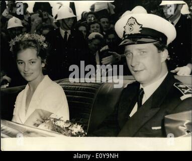 6. Juni 1969 - führt Prinz Albert von Belgien seine Braut in der Brüsseler. Prinz Albert von den Belgiern, Bruder von König Baudouin, gestern einführen seiner zukünftigen Braut Prinzessin Paola Ruffo di Calabria, die Menschen in Brüssel. Das Paar ist Maria in Brüssel am 2. Juli. Prinz Albert und seine Braut Prinzessin Paola gesehen während ihrer Fahrt durch die Straßen von Brüssel gestern anlässlich der Prinz der 25.. Geburtstag. Stockfoto