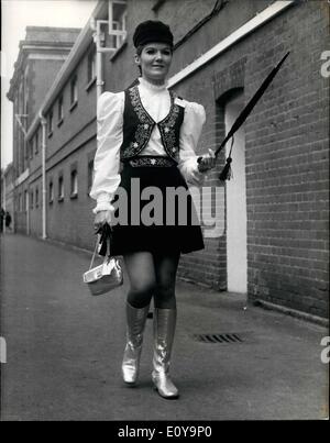 6. Juni 1969 - Moden in den zweiten Tag des THE ROYAL ASCOT treffen Foto zeigt: ZARA RISDON von Chobham, Surrey, gesehen Ankunft in Ascot heute trägt einen schwarzen und weißen Bolero, und Rock mit Silber Stiefel Stockfoto