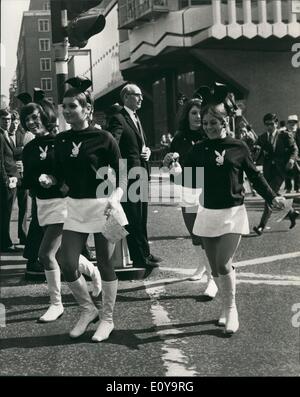 Sept. 09, 1969 - Neuheit Ei und Löffel Rennen In Aid Of London Tierheim Woche: ein Riesen Ei und Löffel Rennen für fast 1.000 £ zugunsten der Londoner Tierheim-Woche (nationale Campaingn für Obdachlose) gesponsert. Heute hat stattgefunden. Die Konkurrenten aus dem Centro begann darauf aufbauend, Tottenham Court Road, und ihren Weg durch die Käufer entlang der Oxford Street und Regent Street, durch Piccadilly Circus und zurück zum Centro gewebt. Ein Team für den Playboy-Club waren unter den Wettbewerbern. Das Foto zeigt Bunny Girls aus London Playboy Club im Wettbewerb in das Ei und Löffel Rennen heute. Stockfoto