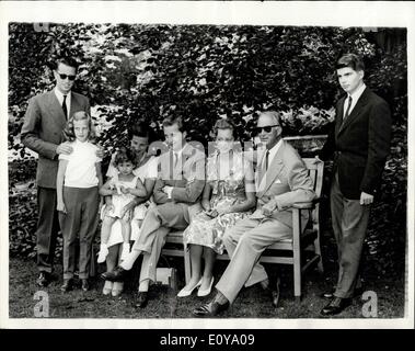 8. Juni 1969 - Prinz Albert von Belgien führt seine Braut für die Menschen in Brüssel.: Prinz Albert von den Belgiern, Bruder von König Baudouin, gestern eingeführt seiner zukünftigen Braut Prinzessin Paola Ruffo di Calabria, die Menschen in Brüssel. Das Paar ist in Brüssel am 2. Juli heiraten. Das Foto zeigt Prinzessin Paola abgebildet mit der belgischen königlichen Familie auf dem Gelände des Palastes von Laeken. (L, R) König Baudouin, Prinzessin Marie-Christine, Prinzessin de Réthy, Prinzessin Maria-Esmeralda, Prince Albert, Prinzessin Paola, Ex-König Leopold und Prinz Alexandre. Stockfoto