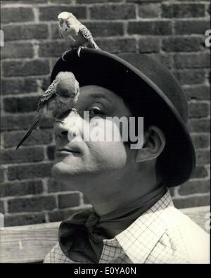 11. Juni 1969 - ist Wellensittich Mann trifft (Real) Wellensittich Mann Komiker Freddie Davies, die derzeit in der ITV-Serie (12. Juni, 19., 26.), Hauptrolle "Es ist die Junggesellen" bekannt als '' Mr Parrotface'', die lustige Geschichten über extrem Duff Wellensittiche betrifft. Aber während der Proben für die TV-Shows, die er traf einige Wellensittiche, die sehr fern von Duff. Sie sind Eigentum von Don Crown, die nutzt sie eine höchst originelle Handlung, in dem die Wellensittiche alles tun, was er ihnen erzählt, und werden sogar arbeiten im Freien ohne wegfliegen Stockfoto