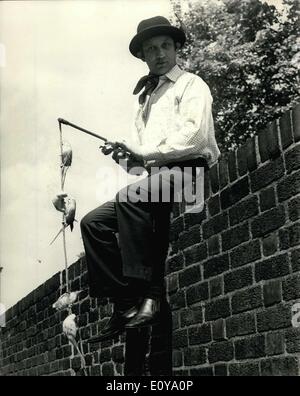 11. Juni 1969 - ist Wellensittich Mann trifft (Real) Wellensittich Mann Komiker Freddie Davies, die derzeit in der ITV-Serie (12. Juni, 19., 26.), Hauptrolle "Es ist die Junggesellen" bekannt als '' Mr Parrotface'', die lustige Geschichten über extrem Duff Wellensittiche betrifft. Aber während der Proben für die TV-Shows, die er traf einige Wellensittiche, die sehr fern von Duff. Sie sind Eigentum von Don Crown, die nutzt sie eine höchst originelle Handlung, in dem die Wellensittiche alles tun, was er ihnen erzählt, und werden sogar arbeiten im Freien ohne wegfliegen Stockfoto