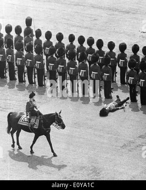 14. Juni 1969 - London, England, Vereinigtes Königreich - QUEEN ELIZABETH auf Pferd schaut ohnmächtig Wache. Verleihung des Tropenkunst der Farbe und Horseguards Parade Scots Guard Farbe. Stockfoto