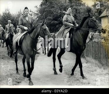 20. Juni 1969 - Königin und andere Mitglieder der königlichen Familie aus Reiten heute Morgen in Ascot: Königin Prinzessin Margaret, Prinzessin Anne und andere Mitglieder der königlichen Familie wurden aus Reiten heute Morgen auf dem Ascot Race Course. Das Foto zeigt Königin Prinzessin Margaret, Reiten in Ascot heute Morgen gesehen. Stockfoto