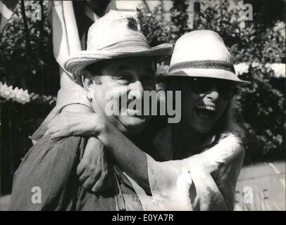 Sept. 09, 1969 - Melina Mercouri-Stars in neuen Jules Dassin Film: Melina Mercouri, der berühmte griechische Schauspielerin, ein erklärter Feind des Regimes '' Colonels'' spielt die Hauptrolle in dem Film '' La Promesse De L'Aube'' (Versprechen bei Tagesanbruch) jetzt in der Herstellung an einem Standort in der Nähe von Nizza. Der Film Regie Joseph Levine. Foto zeigt Melina Mercouri Bild mit Joseph Levine während der Dreharbeiten. Stockfoto