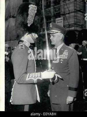 Sept. 09, 1969 - General Westmoreland Besuche des Verteidigungsministeriums: General William C. W3estmoreland, Chef des Stabes, Vereinigte Staaten Armee, die in London ist gestern angekommen, heute Morgen besuchte das Verteidigungsministerium. General Westmoreland ist hier zu einem privaten Besuch der britischen Armee bei der Untersuchung des Chefs des Generalstabes, General Sir Geoffrey Baker. Bild zeigt: General William C. Westmoreland ist ein Gespräch mit Major David Faulkner, nach der Besichtigung einer Ehrenwache vor dem Verteidigungsministerium, heute Morgen. Stockfoto