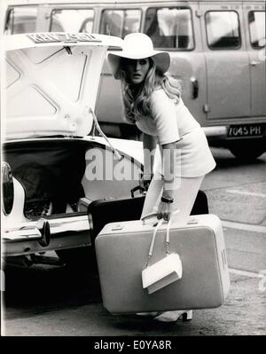 Sept. 09, 1969 - Ursula Andress Dreharbeiten am Flughafen Heathrow: Filmstar Ursula Andress wurde am Flughafen Heathrow heute Dreharbeiten Szenen ihres neuen Films perfekt Freitag, in dem sie die Rolle der Lady Dorset spielt. Foto zeigt Ursula Andress einen verwirrten Blick, hat während Entladen ihr Gepäck aus dem Auto während der Dreharbeiten zu einer Szene, in der sie am Flughafen mit dem Auto für den Film perfekt Freitag angekommen. Stockfoto