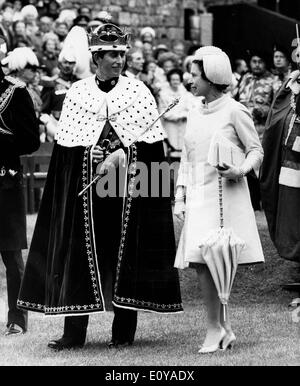 Prinz Charles mit Elizabeth II am Krönung Zeremonie Stockfoto