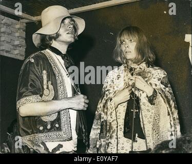 7. Juli 1969 - Brian Jones tot aufgefunden: Brian Jones, der vor kurzem die Rolling Stones-pop-Gruppe verlassen, wurde tot aufgefunden heute früh in seinem Freibad Poot an seine £30.000 Landhaus in Hartfield, Sussex. Er wird geglaubt, um während Mitternacht Baden, offenbar als Ergebnis einen Asthma-Anfall gestorben sein. Foto zeigt, dass Brian Jones munter gekleidet, als er eine Party mit Modell Suki Potier beiwohnte. Ihre Romanze endete letztes Jahr. Stockfoto