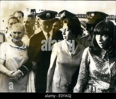 Sept. 09, 1969 - israelische Frauen in entführtes Passagierflugzeug in Tel Aviv ankommen. Die vier israelische Passagiere des American Trans World Airlines Boeing 707 Airliner, die am Freitag von arabischen Guerillas beschlagnahmt und in Syrien gelandet war, kam zurück in tel Aviv gestern es wurden 113 Passagiere und Besatzungsmitglieder an Bord des Flugzeugs. Foto zeigt Frau Hava Freud und ihre Tochter (rechts) und Frau Victoria Shamash, an der Hand der ein T.W.A.-Crewans - am Lydda Flughafen bei ihrer Ankunft in tel Aviv nach ihrer Entlassung aus Damaskus abgebildet. Stockfoto