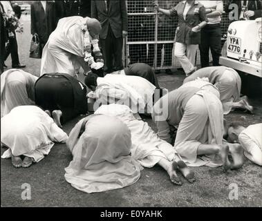 Sept. 11, 1969 - seine göttliche Gnade Swami A.C. Bhaktivedanta kommt In London: Seine göttliche Gnade Swami A.C. Bhaktivedanta, der Leiter der International Society for Krishna Conscousness, angekommen am Flughafen London heute aus Indien. Er wird zum ersten Mal in England in St. Pancras Town Hall nächsten Montag (15. September) sprechen. Knien Sie Bild zeigt Anhänger von seiner göttlichen Gnade Swami A.C. Bhaktivedanta - vor ihm bei seiner Ankunft auf dem Flughafen London heute. Stockfoto