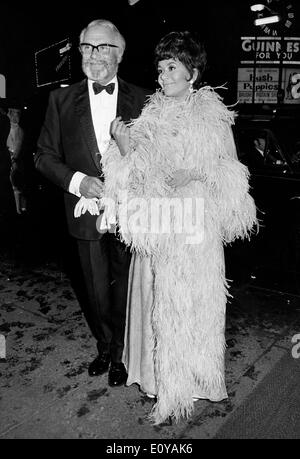 Sep 15, 1969; London, de, UK; Schauspieler LAURENCE OLIVIER (1907-89) und seine Frau Schauspielerin JOAN PLOWRIGHT Ankunft in der Welt Stockfoto