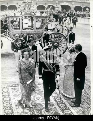 Sept. 18, 1969 - 18. September 1969 Eröffnung des niederländischen Parlaments. Die traditionelle Eröffnung des niederländischen Parlaments von Königin Juliana der Niederlande, fand am Dienstag (16 Sept) im Rittersaal in den Haag. Der Trainer als die Königin fuhren zu der Zeremonie Rauchbomben beworfen. Foto zeigt: Königin Juliana und Prinz Bernhard, für die Eröffnungsfeier, gefolgt von Prinz Claus ankommen. Rechts ist Prinzessin Margrethe und ihr Mann Mr P. Van Vollenhoven. Stockfoto