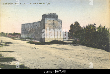 Diese Postkarte aus der Sammlung Bowden zeigt die alten Kalköfen auf Catawba Island, Ohio, und zeigt historische Kalksteinabbauverfahren und Industriegeschichte in der Region. Stockfoto