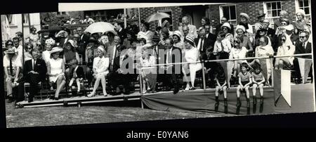 7. Juli 1969 - Enthüllung von Churchill Statue in Westerham: Lady Spencer Churchill und Mitglieder ihrer Familie, heute sah Sir Robert Menzies, Lord Wärter der Cinque Teile enthüllen eine Statue von Sir Winston Churchill auf Westerham Green, Kent. Die Statue von Herrn Oscar Nenon, sieht in Richtung Chartwell Maner, weniger als zwei Meilen entfernt, wo Sir Winston seit etwa 40 Jahren lebte. Foto zeigt Mitglieder der Adelsfamilie Churchill am heutigen Enthüllung auf Westerham Green abgebildet. Stockfoto