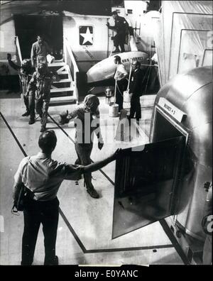 7. Juli 1969 - Apollo II Splashdown.: Apollo 11 Astronauten (l, R.) Edwin E. Aldrin, Neil A. Armstrong und Michael Collins, Welle, Gratulanten Hubschrauber eine kurze Strecke auf der Mobile-Quarantäne-Station. Sie landeten im Pazifischen Ozean um 12:50 Uhr EDT 24 Juli, historische Mondlandung Mission. Stockfoto