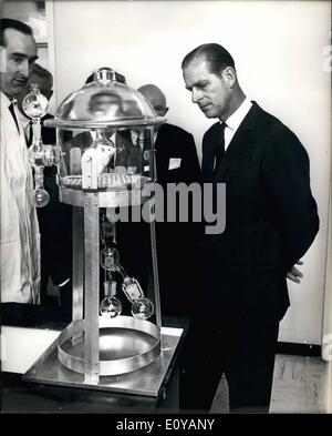 7. Juli 1969 - Royal London begegnen: Eine ungewöhnliche königliche Begegnung ereignete sich auf der britischen industriellen biologischen Research Association in Carshalton, Surrey, heute. H.R.H The Duke of Edinburgh, hält auf einer Tour durch die Einrichtung, um eine weiße Ratte in einem metabolischen Käfig während seines Besuchs in der Abteilung Toxikologie studieren. Das Nagetier ist für Forschungsaktivitäten am Institut verwendet. Stockfoto