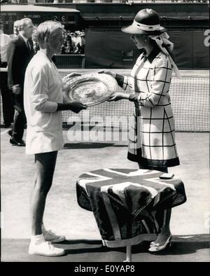 7. Juli 1969 - gewinnt Ann Jones! Prinzessin Anne präsentiert Trophäe. Großbritanniens Ann Jones wurde heute der Dame-Champion in Wimbledon, Stockfoto