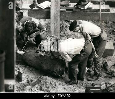 7. Juli 1969 - Krieg Zeit nicht detonierte Bombe gefunden In Building Site In Marylebone, London: A 500 lb letzten Krieg Blindgänger wurde von Arbeitern auf der Website für die neue Schweizer Botschaft in easily, London gefunden. Heute Morgen eine Bombe Entsorgung Team aus der Armee die Bombe entschärft und machten das Gelände sicher für Arbeit weiterhin auf das Gebäude. Das Foto zeigt Royal Engineers, gesehen Entschärfung der Bombe auf der Baustelle der neuen Schweizer Botschaft, Bryanston Sq. Marlebone, London. Stockfoto