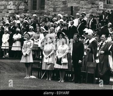 7. Juli 1969 - königliche Investitur: In Caernarvon Castle, Wales, heute Nachmittag H.R.H Prinz Charles wurde von seiner Mutter HM Königin Elizabeth II als The Prince Of Wales investiert. Foto zeigt (von links nach rechts) H.R.M. Prinzessin Anne, Earl Mountbatten (teilweise verdeckt), H.M Königin Elizabeth, die Königin Mothrs, H.R.H Prinzessin Margaret und Lord Snowdon an der Caernavaron am Nachmittag Stockfoto