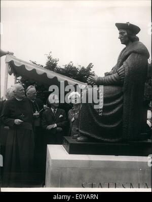 7. Juli 1969 - Dr. Horace King enthüllt Statue des Thomas More in Chelsea Old Church: Dr. Horace King, Speaker des House Of Commons, stellte heute eine Statue des St. Thomas Morus in Chelsea Old Church. Dr. Michael Ramsey, Erzbischof von Canterbury, war bei der Zeremonie, zusammen mit Kardinal Heemann. Foto zeigt Looking an der Statue von St. Thomas More, nach der Enthüllung sind (L, R) Dr. Ramsay, Kardinal Heemann, Dr. Cubitt Bevis, der Bildhauer. Stockfoto