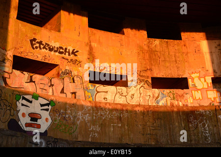Graffiti-Hintergrund in einem Bunker des zweiten Weltkriegs in Cap Gris Nez, Audinghen, Frankreich Stockfoto