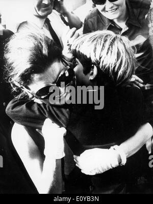 Jackie Kennedy umarmt Sohn John Kennedy Jr. Stockfoto