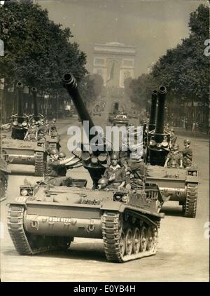 14. Juli 1969 - Vorsitz vor einer großen Menschenmenge und unter der prallen Sonne, Präsident Georges Pompidou die Militärparade für den 14. Juli (Tag der Unabhängigkeit Frankreichs). Panzer und Kanonen vorbei führen. Stockfoto