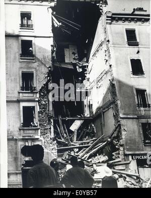 17. Juli 1969 - kollabiert Apartmenthaus, nach Explosion in Genf. Eine gewaltige Explosion Sheeka großer Teil des Zentrums von Genf am Dienstag Morgen früh. Apartment-Haus in der Ue d'Aubepine zusammengebrochen. Der Grund war wahrscheinlich eine beschädigte Gasheizung im dritten Stock. Elf Menschen wurden verletzt und eine Person, eine 50 jährige Frau fehlte. Foto zeigt die eingestürzten fünf Etagen des Hauses in Genf. Stockfoto