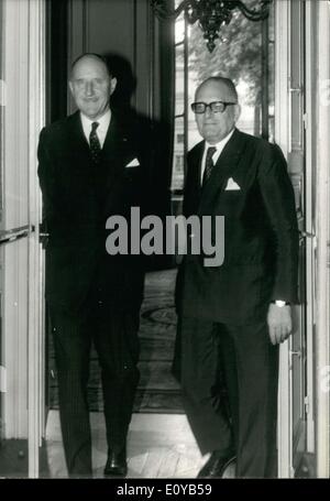 17. Juli 1969 - kam Joseph Luns, Minister für auswärtige Angelegenheiten für die Niederlande, nach Paris aus London heute Morgen treffen mit seinem französischen Amtskollegen Herrn Schumann. Sie sind hier nach ihrem Treffen abgebildet. Stockfoto